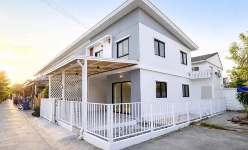 รีโนเวทใหม่เอี่ยมทั้งหลัง ดีไซน์โปร่งสบาย ได้พื้นที่ส่วนตัวหลังมุมเนื้อที่กว้าง 24 ตร.ว. แหล่งชุมชนเดินทางสะดวกเชื่อมต่อคลองหลวง-รังสิต พร้อมให้คุณแพ็คกระเป๋าเข้าอยู่ได้ทันที!