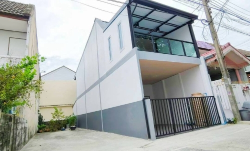 หมู่บ้านทรายทองนิเวศน์  ใกล้ห้าแยกปากเกร็ด ทาวน์เฮาส์ 2 ชั้น หลังมุม ตกแต่งใหม่พร้อมอยู่ ทำเลดี