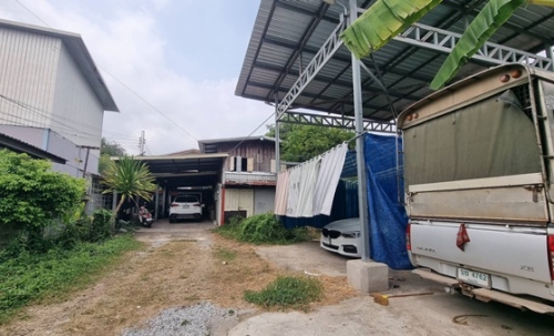 ขายที่ดินราคาถูก พร้อมบ้าน 2 ชั้น 101 ตร.ว. เมืองร้อยเอ็ด ทำเลดีเข้าออกสะดวก ใกล้แหล่งชุมชน และสถานที่สำคัญ โทร 063-2825635