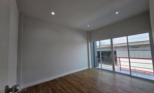 ขายทาวน์โฮม 3 ชั้น รีโนเวทใหม่ ข้างซอยวัดบางปิ้ง ถ.ศรีนครินทร์ อ.บางเมือง จ.สมุทรปราการ โทร 098-5459419