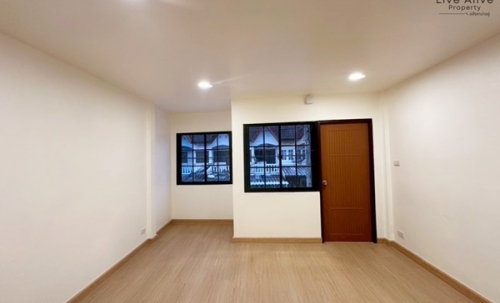 ขายทาวน์เฮาส์ 2 ชั้น NexHaus44 ปากซอยอ่อนนุช 44 เดินทางเข้าโซนทองหล่อ พระราม 9 รีโนเวทใหม่ทั้งหลัง พร้อมเข้าอยู่ โทร 085-826-6936