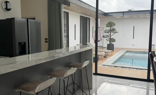 Luxury villa with a private swimming pool for sale in Phuket City. Conveniently located near shopping areas, Robinson, and ICONSIAM. For inquiries, please call 096-265-3964