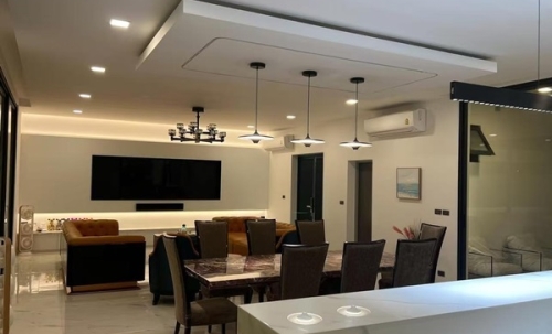 Luxury villa with a private swimming pool for sale in Phuket City. Conveniently located near shopping areas, Robinson, and ICONSIAM. For inquiries, please call 096-265-3964