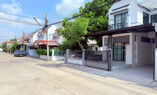 ขายทาวน์เฮาส์ 2 ชั้น หลังมุม หมู่บ้านพูนสินธานี 3 (ซอยเคหะร่มเกล้า 64) เนื้อที่ใหญ่พิเศษ 30.4 ตร.ว. ตกแต่งรีโนเวทใหม่เอี่ยมทั้งหลัง ทำเลดีหลังมุมติดพื้นที่กลับรถ ได้ความโปร่งโล่ง มีห้องนอนชั้นล่างรองร