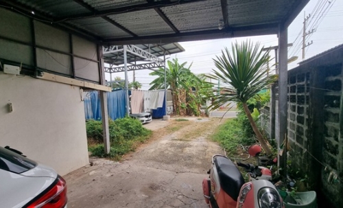 ขายที่ดินราคาถูก พร้อมบ้าน 2 ชั้น 101 ตร.ว. เมืองร้อยเอ็ด ทำเลดีเข้าออกสะดวก ใกล้แหล่งชุมชน และสถานที่สำคัญ โทร 063-2825635