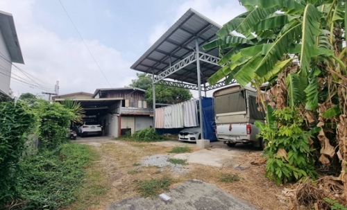 ขายที่ดินราคาถูก พร้อมบ้าน 2 ชั้น 101 ตร.ว. เมืองร้อยเอ็ด ทำเลดีเข้าออกสะดวก ใกล้แหล่งชุมชน และสถานที่สำคัญ โทร 063-2825635