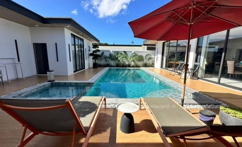 Luxury villa with a private swimming pool for sale in Phuket City. Conveniently located near shopping areas, Robinson, and ICONSIAM. For inquiries, please call 096-265-3964