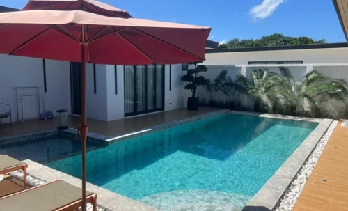 Luxury villa with a private swimming pool for sale in Phuket City. Conveniently located near shopping areas, Robinson, and ICONSIAM. For inquiries, please call 096-265-3964