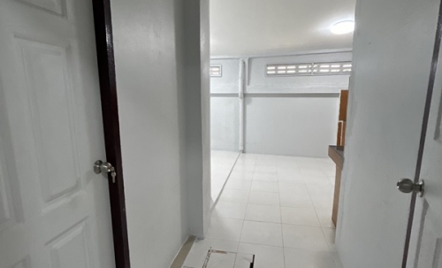 ให้เช่า ทาวน์เฮ้าส์ รีโนเวทใหม่ ม.นิราวิลล์ ใกล้ซอย บางบอน 5 เข้าออกได้หลายทาง โทร 0935109099