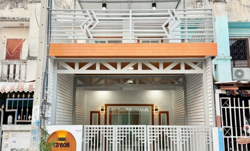 หมู่บ้านร่มเงาไม้  ถนนวัดลาดปลาดุก ทาวน์เฮ้าส์ 2 ชั้น  มีระเบียงด้านหน้ารับลม ตกแต่งใหม่พร้อมอยู่