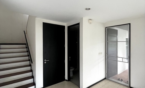 ขายบ้าน 2 ชั้น หมู่บ้าน โนเบิลทารา งามวงศ์วาน เมืองนนทบุรี หน้าโครงการติดสถานีรถไฟฟ้า Tel 089-8578865