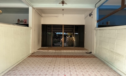 ให้เช่าทาวเฮ้าส์ 3 ชั้น หมู่บ้าน สินทวีแกรนด์วิลเลจน์ ใกล้ห้างเซ็นทรัลพระราม2 พร้อมอยู่ โทร 081-8218151