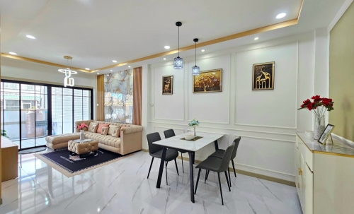 หมู่บ้านศรีประจักษ์7  ไทรน้อย นนทบุรี ทาวน์เฮาส์ 2 ชั้น ถนนเมนค้าขายได้ ตกแต่งใหม่พร้อมอยู่ หลังบ้านติดทุ่งนา