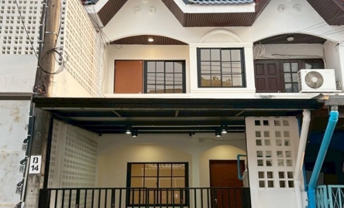 ขายทาวน์เฮาส์ 2 ชั้น NexHaus44 ปากซอยอ่อนนุช 44 เดินทางเข้าโซนทองหล่อ พระราม 9 รีโนเวทใหม่ทั้งหลัง พร้อมเข้าอยู่ โทร 085-826-6936