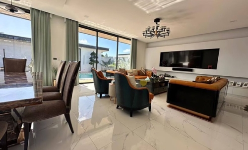 Luxury villa with a private swimming pool for sale in Phuket City. Conveniently located near shopping areas, Robinson, and ICONSIAM. For inquiries, please call 096-265-3964