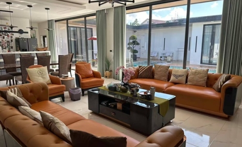 Luxury villa with a private swimming pool for sale in Phuket City. Conveniently located near shopping areas, Robinson, and ICONSIAM. For inquiries, please call 096-265-3964