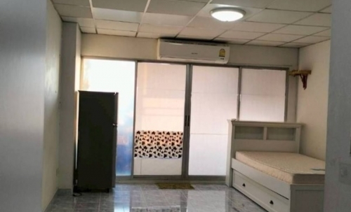 ขายด่วน คอนโด กรีนเพลส รอยัล พาร์ค ทำเลหน้าโรงเรียน ขนาด 31 ตรม.ชั้น 4 ห้องเย็นอยู่สบาย โทร 099-1961001