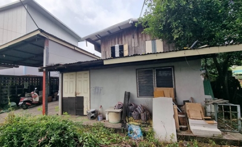 ขายที่ดินราคาถูก พร้อมบ้าน 2 ชั้น 101 ตร.ว. เมืองร้อยเอ็ด ทำเลดีเข้าออกสะดวก ใกล้แหล่งชุมชน และสถานที่สำคัญ โทร 063-2825635