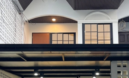 ขายทาวน์เฮาส์ 2 ชั้น NexHaus44 ปากซอยอ่อนนุช 44 เดินทางเข้าโซนทองหล่อ พระราม 9 รีโนเวทใหม่ทั้งหลัง พร้อมเข้าอยู่ โทร 085-826-6936