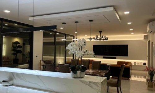 Luxury villa with a private swimming pool for sale in Phuket City. Conveniently located near shopping areas, Robinson, and ICONSIAM. For inquiries, please call 096-265-3964