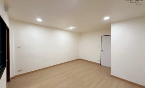 ขายทาวน์เฮาส์ 2 ชั้น NexHaus44 ปากซอยอ่อนนุช 44 เดินทางเข้าโซนทองหล่อ พระราม 9 รีโนเวทใหม่ทั้งหลัง พร้อมเข้าอยู่ โทร 085-826-6936